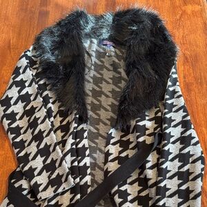 Jones New York Black and Gray Houndstooth Cape
